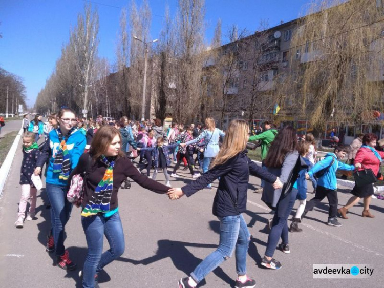 В Авдеевке кормили особенной кашей, слушали Жадана, учились рисовать и проводили опыты (ФОТО)