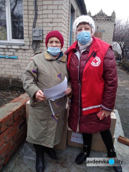 Кому в Авдеевке дали гуманитарную помощь от «Общества Красного Креста Украины»