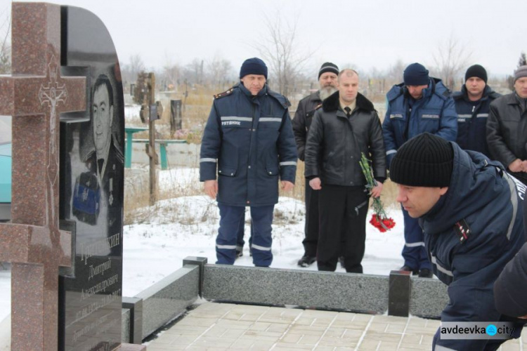 Авдеевка почтила память погибшего героического спасателя Дмитрия Тритейкина (ФОТО)