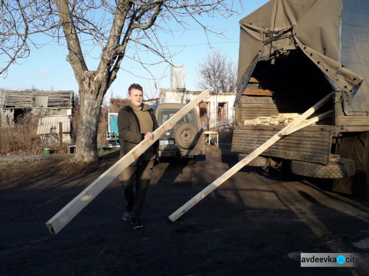 Авдіївські сіміки завезли будматеріали для відновлення зруйнованого Опитного (ФОТО)