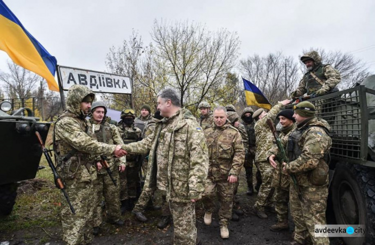 Порошенко в Авдеевке поблагодарил воинов за службу (ФОТО + ВИДЕО)