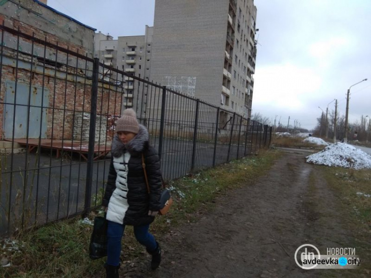 Коляски, цены и раненые дома: фоторепортаж из прифронтовой Авдеевки