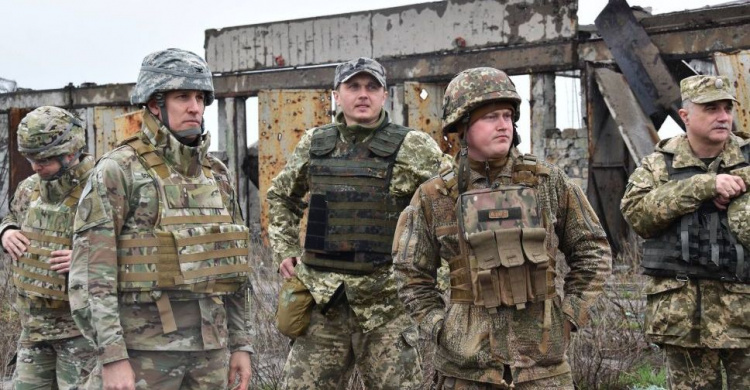 Американские военные побывали на позициях у Авдеевки (ФОТО)