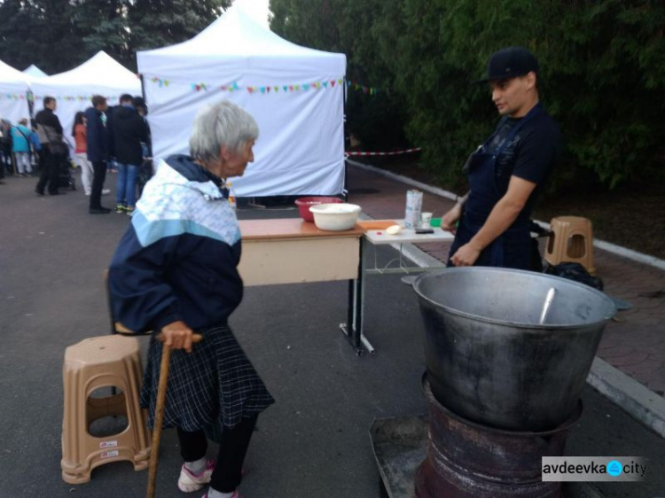 Сотни авдеевцев отведали гуцульское блюдо (ФОТО)