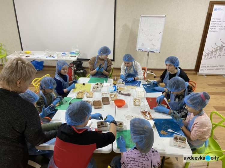 Авдеевские школьники научились делать вкусные и полезные сладости (ВИДЕО)