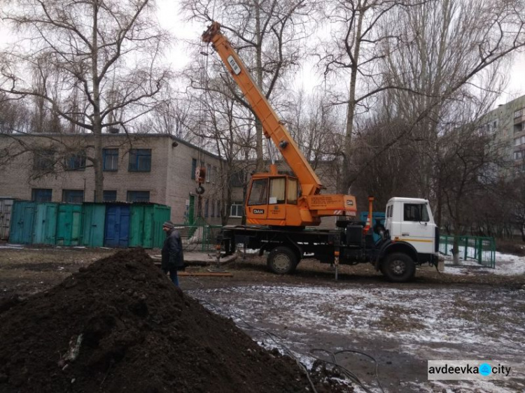 Авдеевские коммунальщики борются с разорвавшимися трубами (ФОТОФАКТ)
