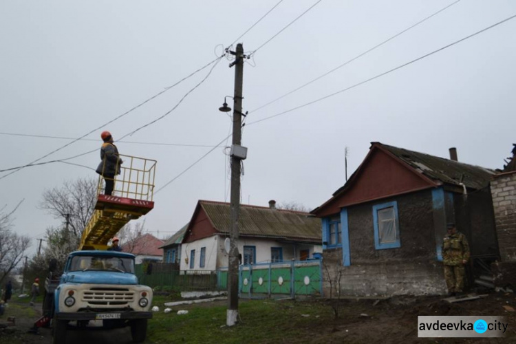 В старой части Авдеевки идут аварийно-восстановительные работы после обстрела