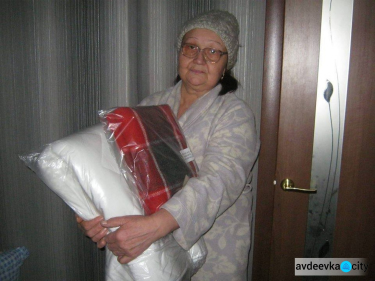 Авдеевским жителям продолжают оказывать адресную помощь (ФОТО)