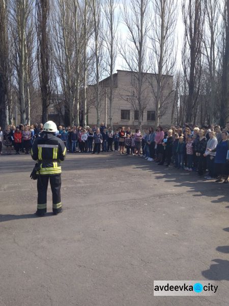 В Авдеевке сегодня эвакуировали детей: подробности и фото