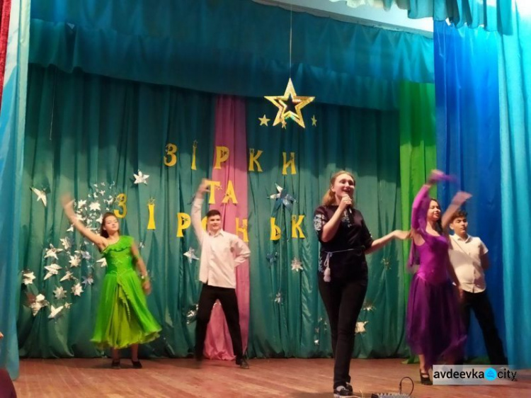 Яскраве талант-шоу влаштували учні авдіївської школи (ФОТО)