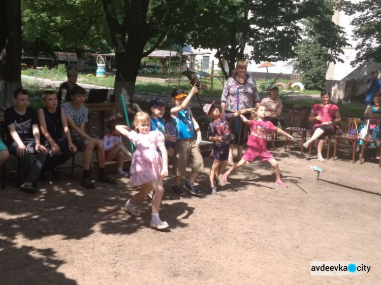 Конкурсы, танцы, лакомства: в Авдеевке особенным детям устроили незабываемый праздник (ФОТО)
