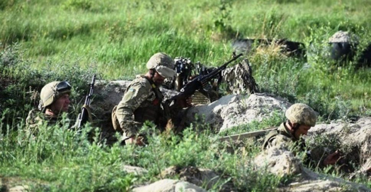 На Донбассе за сутки 21 обстрел, боевики несут потери