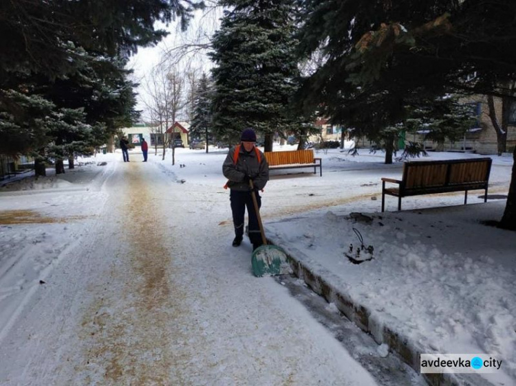 Авдіївські комунальники на варті боротьби зі снігом (ФОТОФАКТ)
