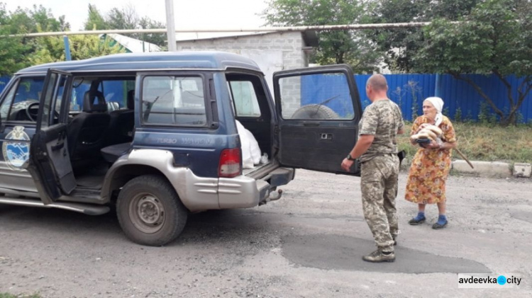 Авдеевские "симики" не оставляют без помощи мирных жителей (ФОТО)