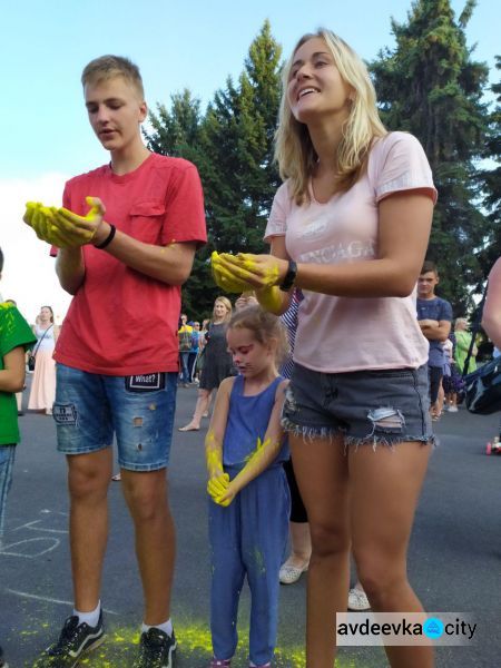 День независимости в Авдеевке: награждения, метания красок и концерт (ФОТОРЕПОРТАЖ)