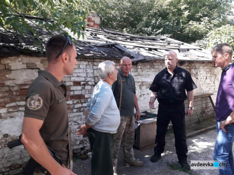 Авдеевские «симики» помогают восстанавливать разрушенные обстрелами поселки (ФОТО)