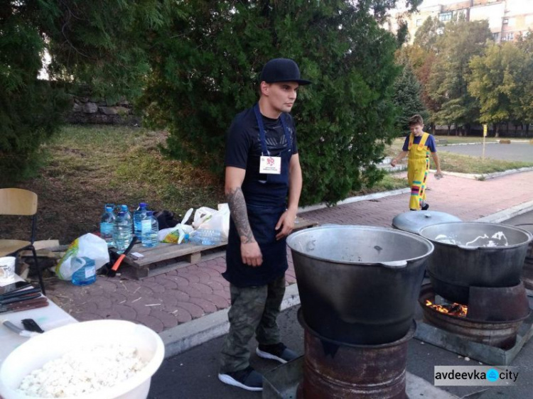 Сотни авдеевцев отведали гуцульское блюдо (ФОТО)