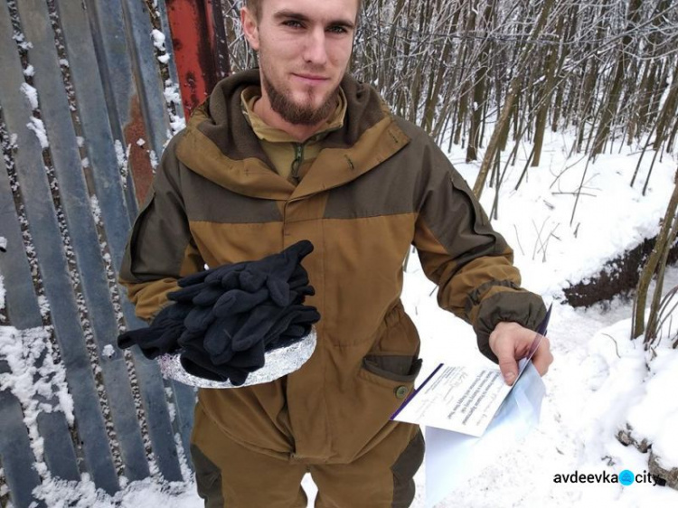 Открытки, обереги и лакомства:  авдеевские "симики" доставили бойцам подарки от детей и волонтеров (ФОТО)