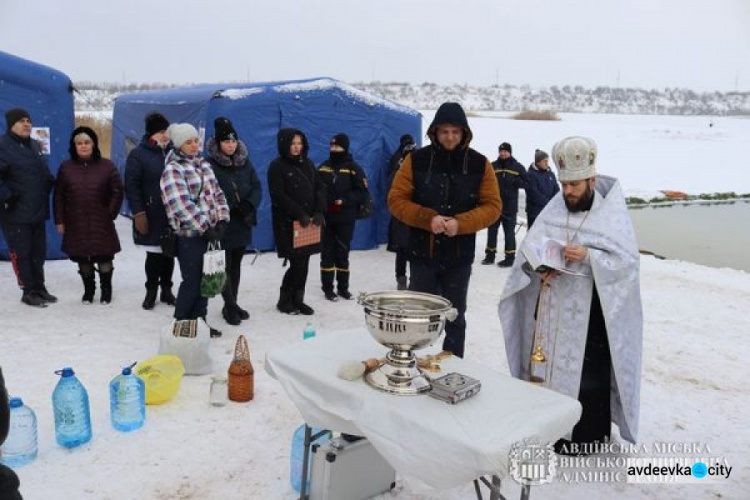 В Авдіївці на Водохреща освячували воду та пірнали в ополонку