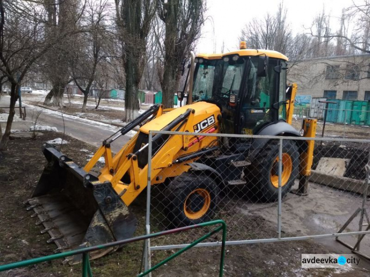 Авдеевские коммунальщики борются с разорвавшимися трубами (ФОТОФАКТ)