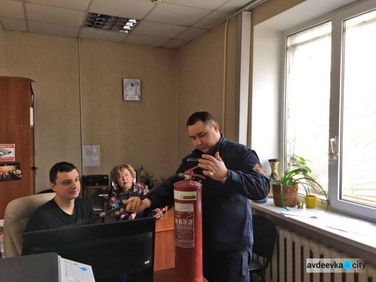 Подготовка к выборам: в Авдеевке учили пользоваться огнетушителем