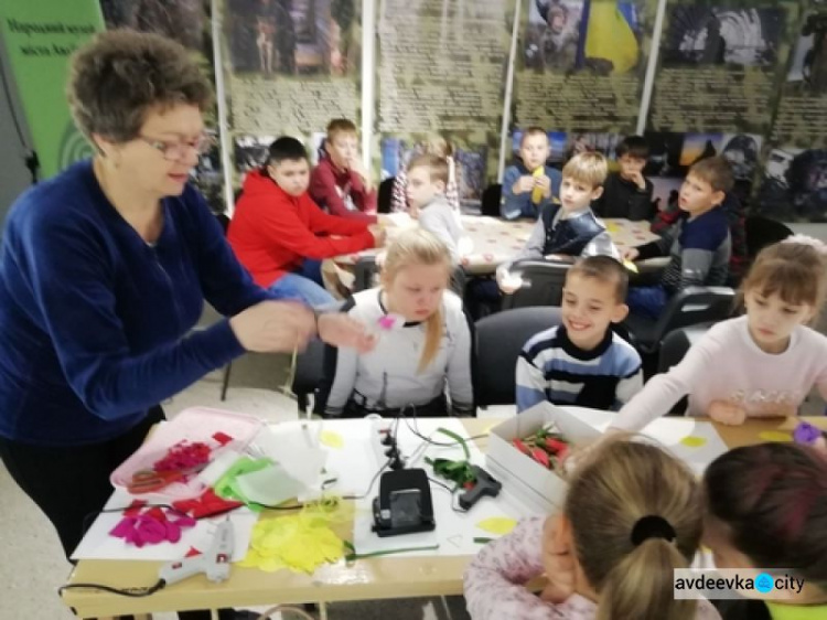 Детвора в Авдеевке творила  "Цветы свободы" (ФОТО)