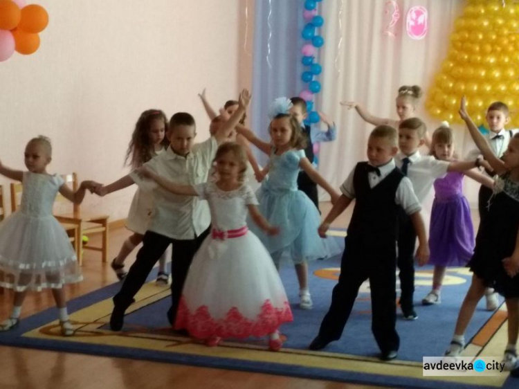 Авдеевские малыши прощались с беззаботным детством (ФОТО)