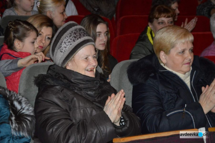 Прекрасной половине Авдеевки подарили большой весенний концерт (ФОТО)