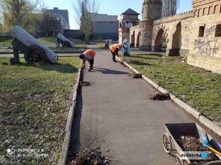 Авдеевские коммунальщики наводят чистоту в городе (ФОТОФАКТ)