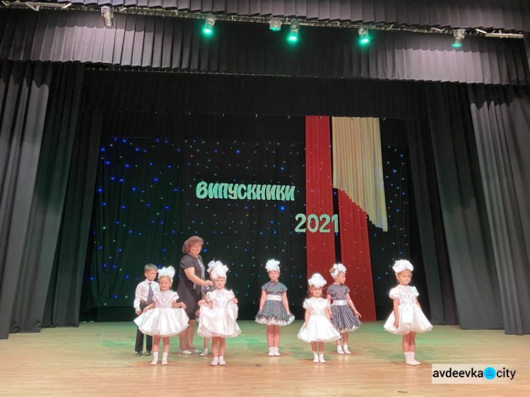Состоялся первый в истории Авдеевки грандиозный, общегородской выпускной бал для старшеклассников
