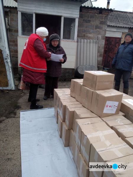Кому в Авдеевке дали гуманитарную помощь от «Общества Красного Креста Украины»