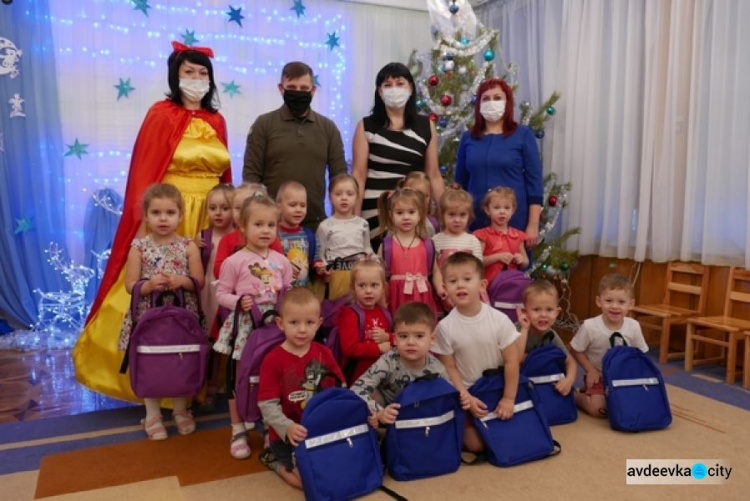 В Авдеевке дети получили от ДонОГА подарки к Новому году