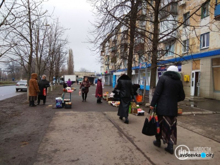 Коляски, цены и раненые дома: фоторепортаж из прифронтовой Авдеевки