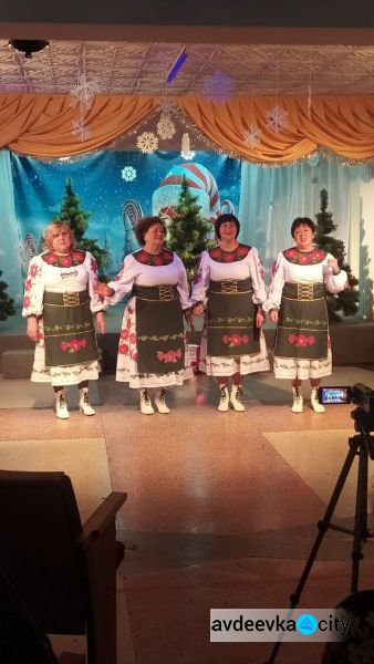 Дружеские встречи в «Веселом каблучке»: заводская молодежь побывала на празднике у ветеранов предприятия
