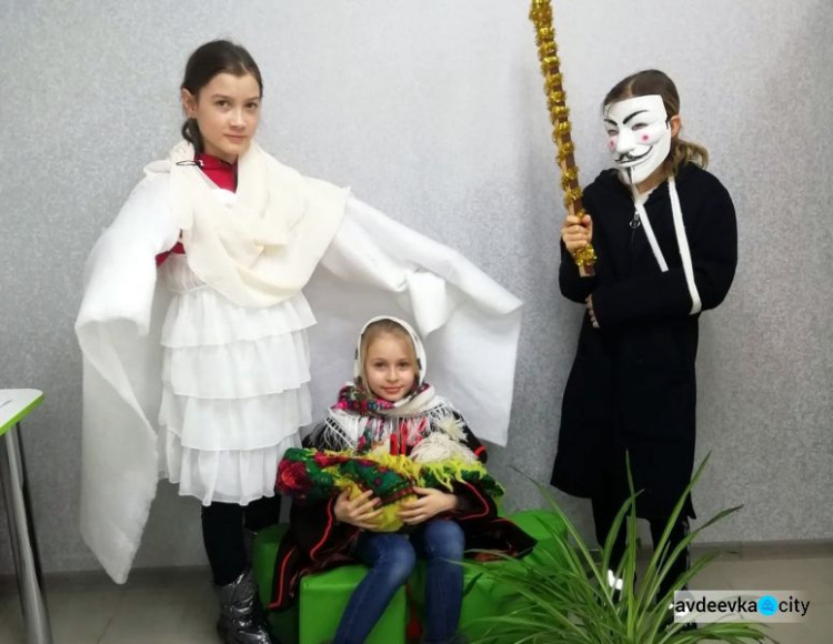В Авдеевке школьники устроили рождественские посиделки