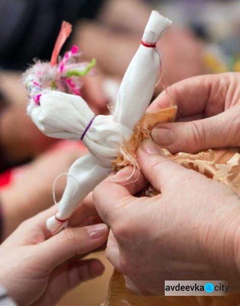 Детвора из Орловки ко Дню семьи смастерила мотанки для родных и близких