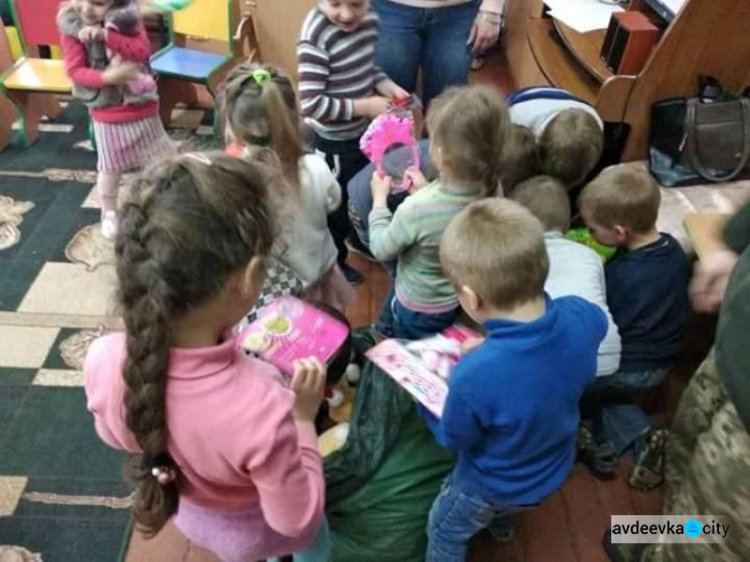 Авдеевские "симики" помогли доставить детям из прифронтовых сел  игрушки от жителей Польши   (ФОТО)