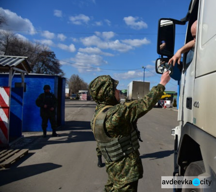 На Донбассе за неделю на контрольно-пропускных пунктах зафиксировали более 100 нарушений (ФОТО)