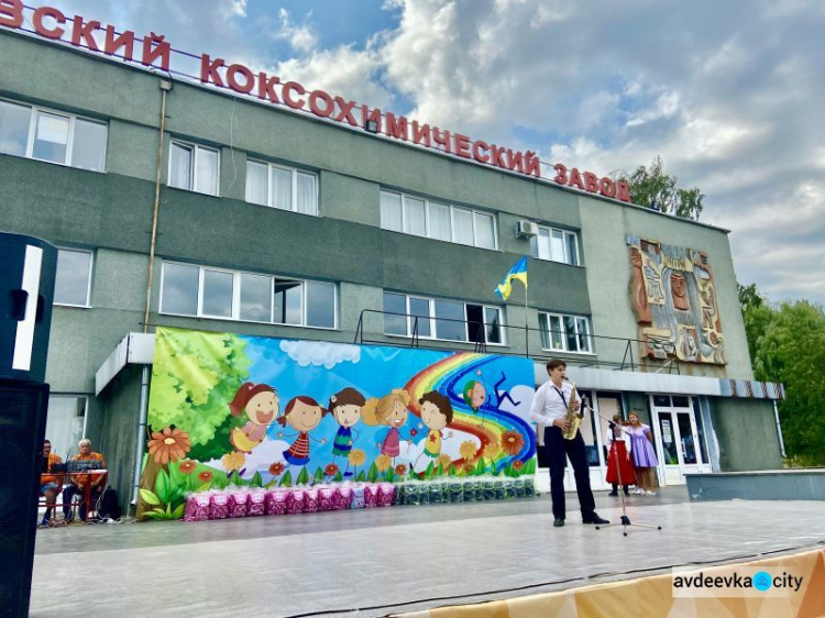 Дети авдеевских коксохимиков получили в подарок школьные наборы от Метинвеста (ВИДЕО)