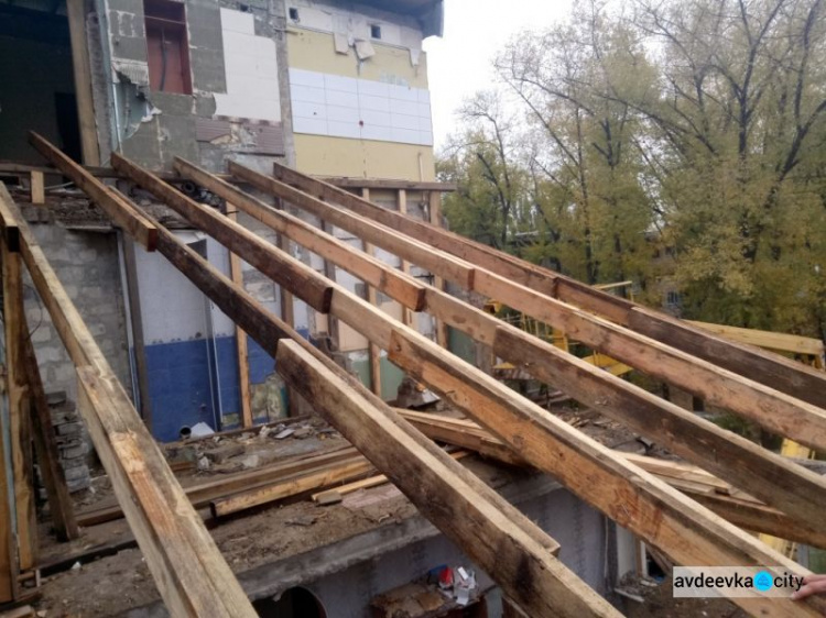 В Авдеевке восстанавливают многоэтажку, пострадавшую от обстрела (ФОТО)