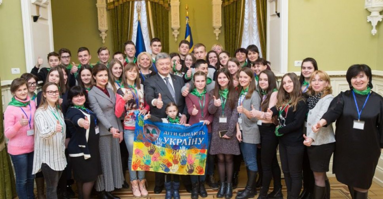 Порошенко пообщался с детьми из Авдеевки и передал поздравление их родителям (ФОТО + ВИДЕО)