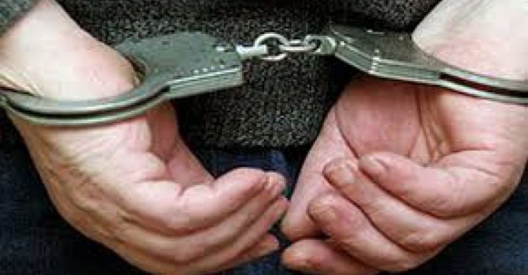 Двое "металлистов" разворовывали поврежденный обстрелами дом в Авдеевке