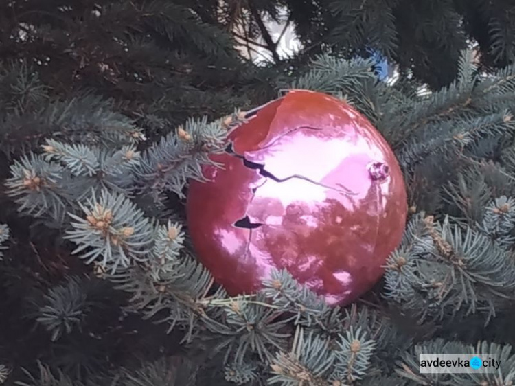 В Авдеевке новогодняя елка пострадала от рук вандалов (ФОТОФАКТ)