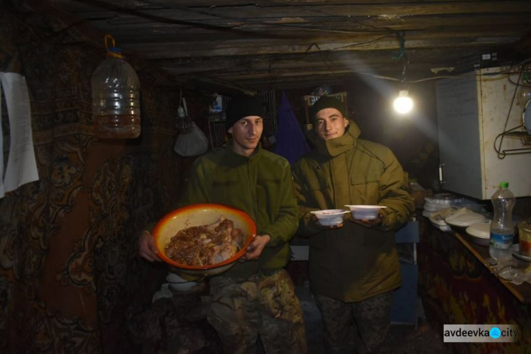Новогодне-рождественские праздники на передовой у Авдеевки: появились фото