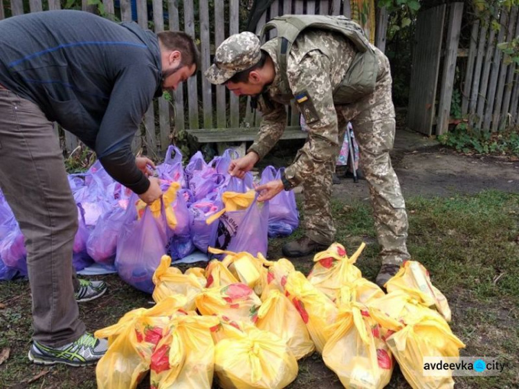 Авдеевские "симики" доставили мирным жителям продукты, лекарства, хозтовары (ФОТО)