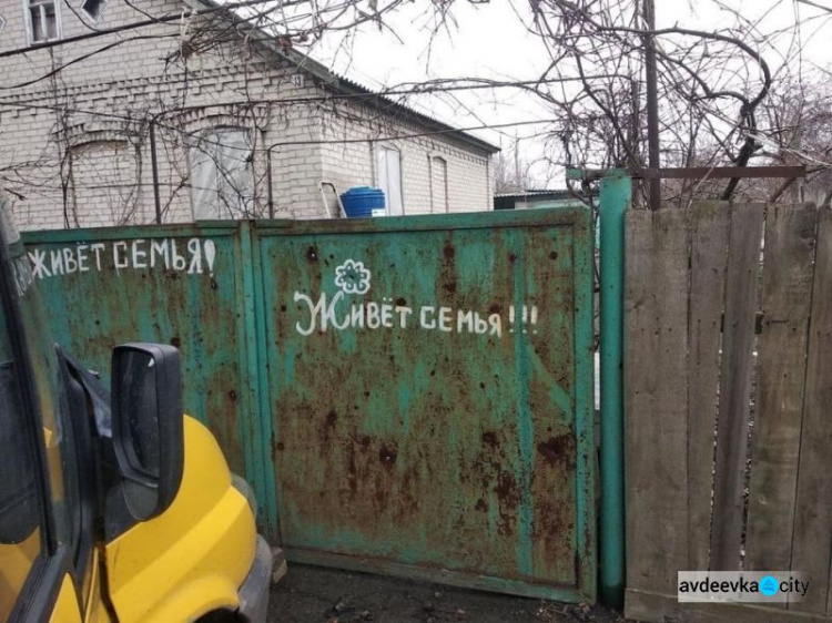 Маломобильной жительнице Песок помогли заменить окна, разбитые во время обстрелов