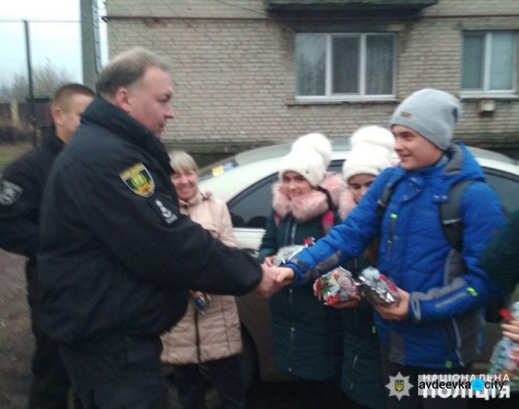 Авдеевские полицейские поздравили детей из многодетных семей с Днем Николая Чудотворца (ФОТОФАКТ)