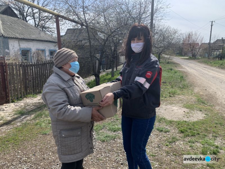 Одинокие ветераны-коксохимики получили продуктовые наборы от Метинвеста и Фонда Вадима Новинского