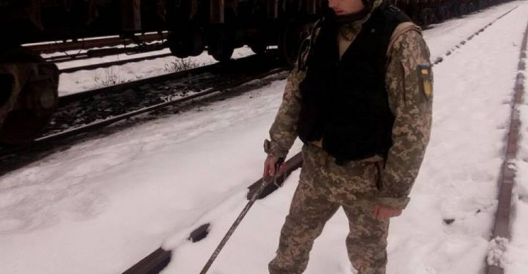 Донбасс: железнодорожные пути очищают от взрывоопасных предметов