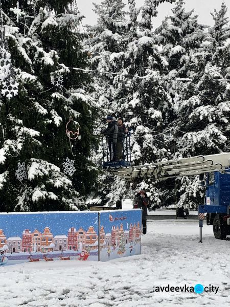 Почему погасла елка на площади ДК и когда снова засияет